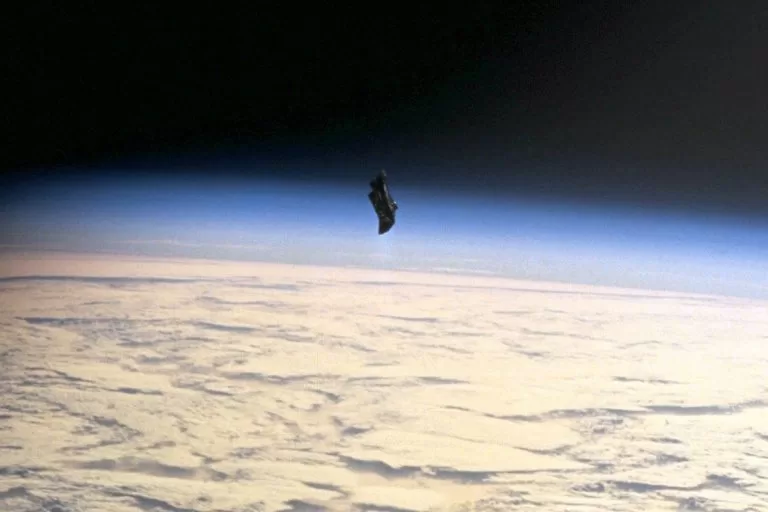 Satélite Black Knight: O Enigma do Objeto Orbital Misterioso