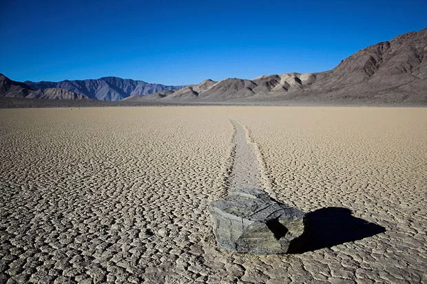 As Pedras Errantes de Racetrack Playa: Um Mistério Geológico Intrigante